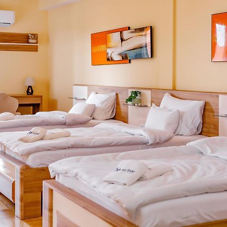 Airstar Hotel Surčin Екстериор снимка