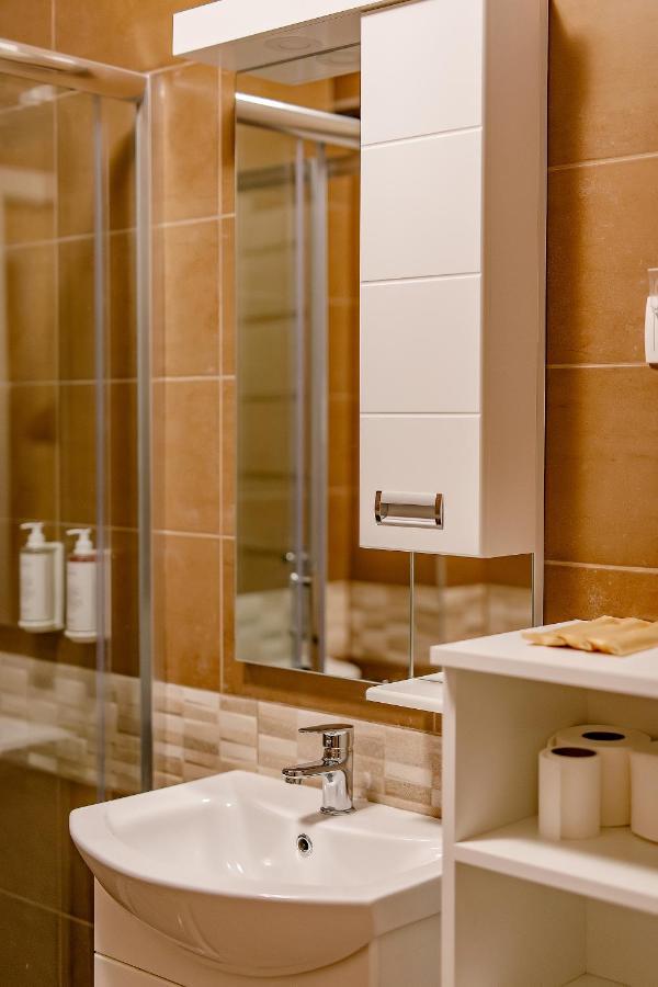 Airstar Hotel Surčin Екстериор снимка