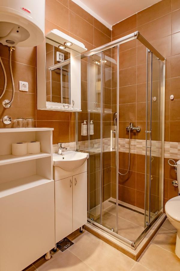 Airstar Hotel Surčin Екстериор снимка
