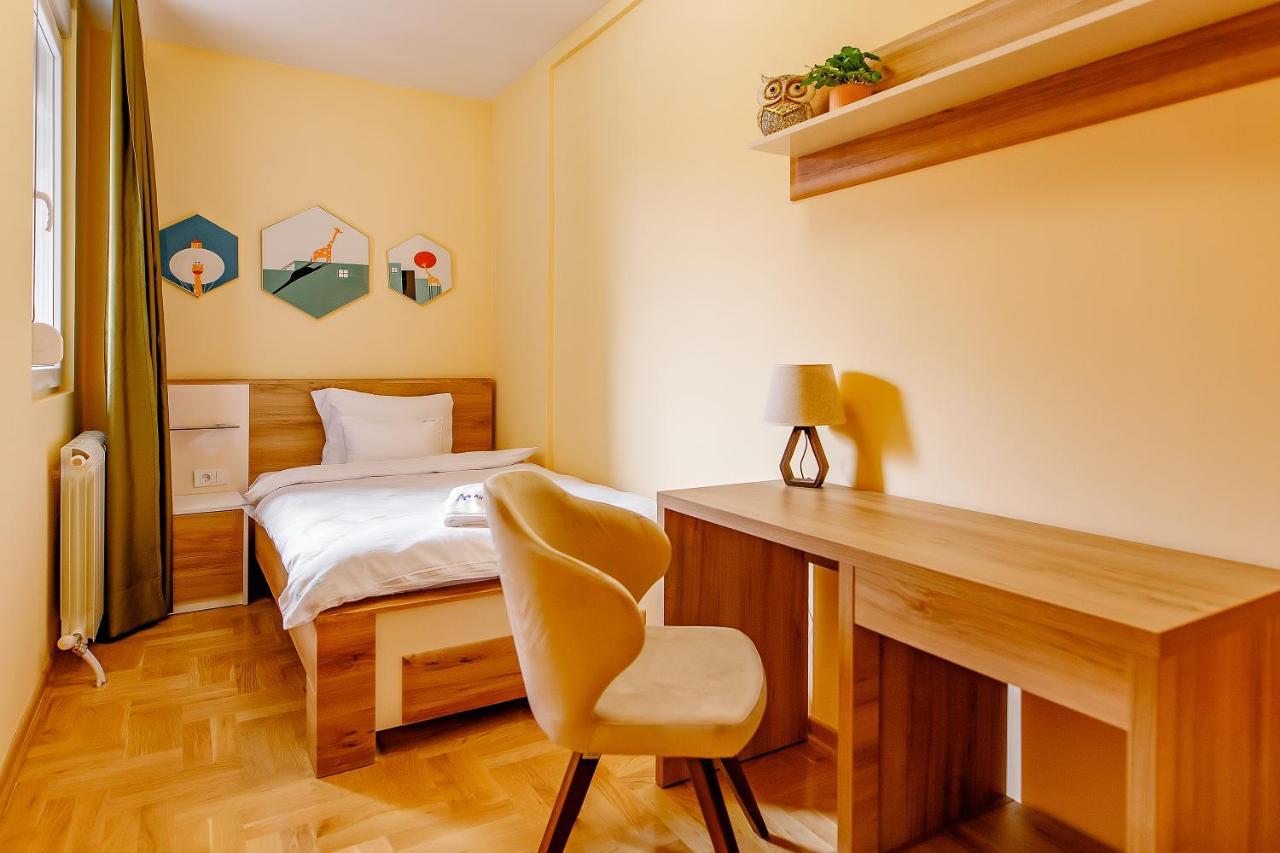 Airstar Hotel Surčin Екстериор снимка