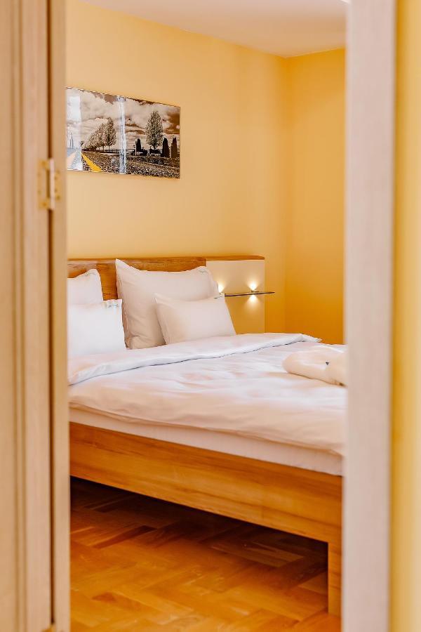 Airstar Hotel Surčin Екстериор снимка