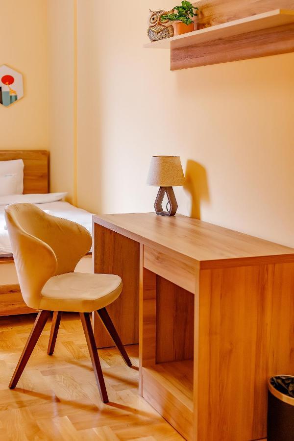 Airstar Hotel Surčin Екстериор снимка