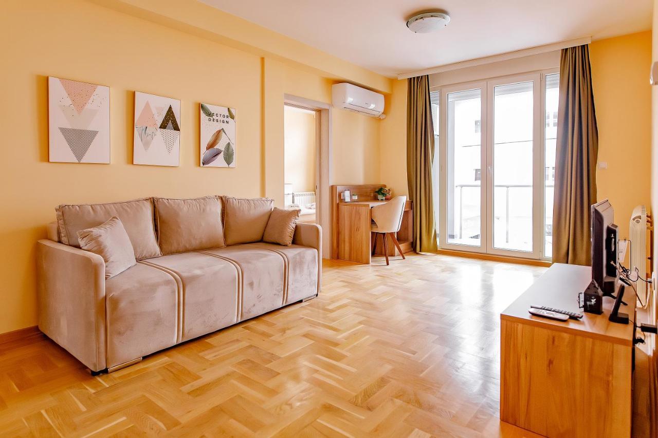 Airstar Hotel Surčin Екстериор снимка