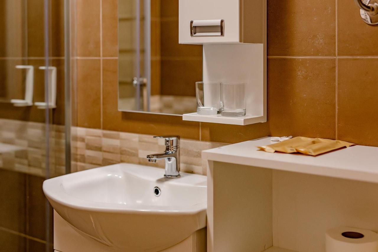 Airstar Hotel Surčin Екстериор снимка