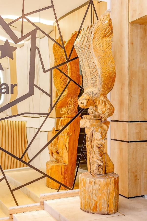 Airstar Hotel Surčin Екстериор снимка