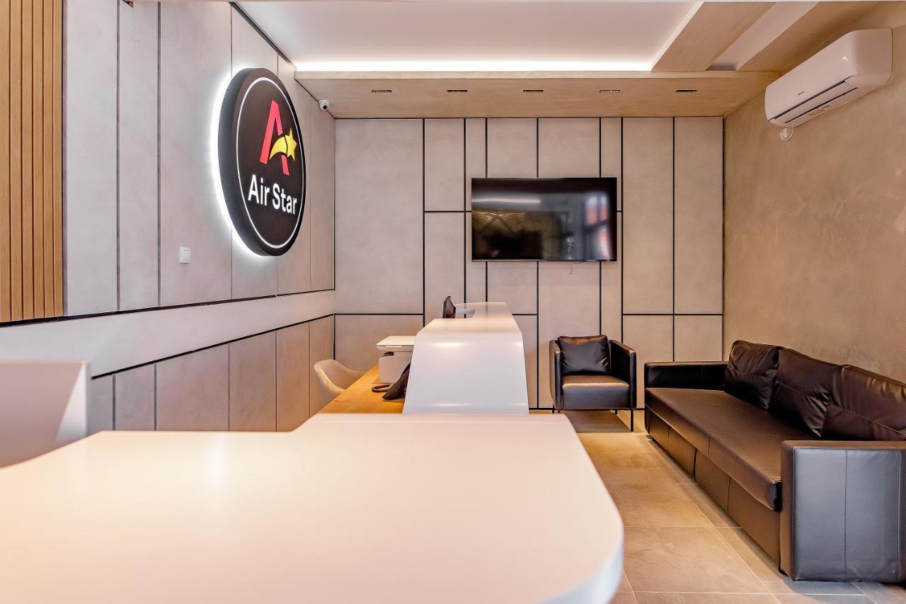 Airstar Hotel Surčin Екстериор снимка