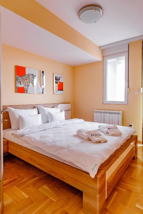 Airstar Hotel Surčin Екстериор снимка