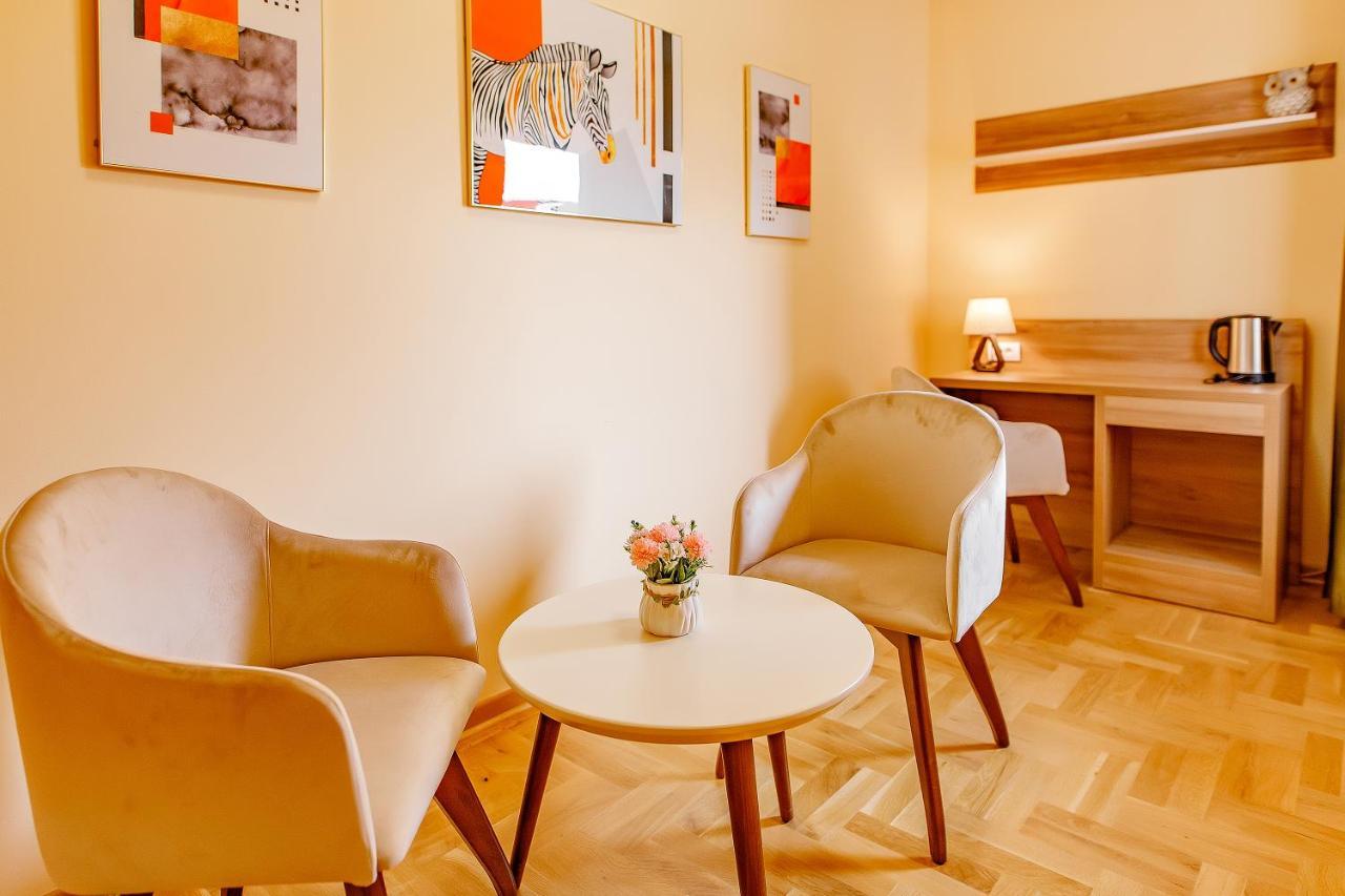 Airstar Hotel Surčin Екстериор снимка