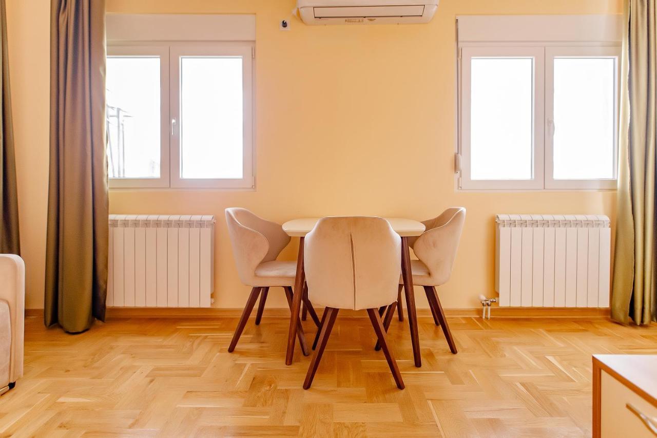 Airstar Hotel Surčin Екстериор снимка