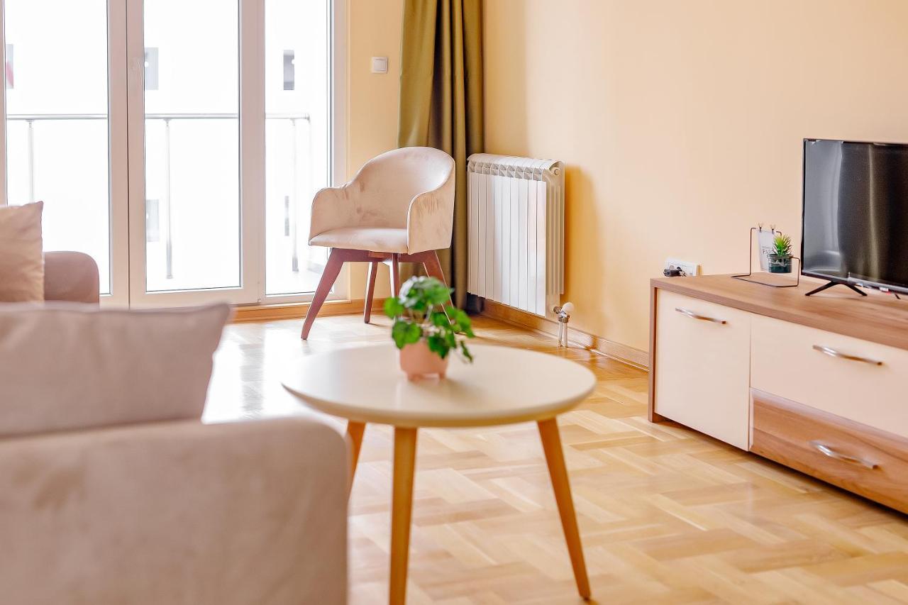 Airstar Hotel Surčin Екстериор снимка