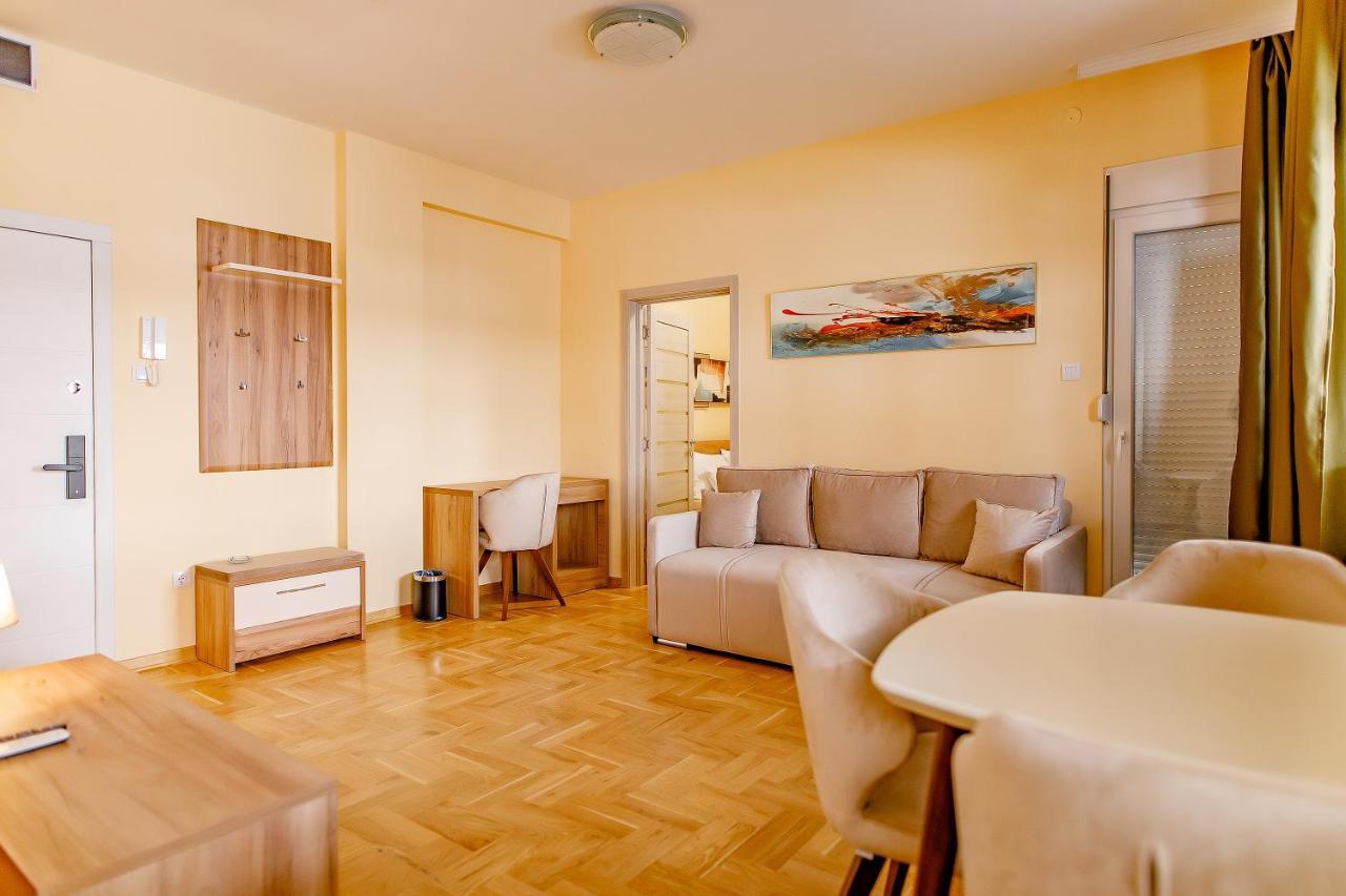 Airstar Hotel Surčin Екстериор снимка