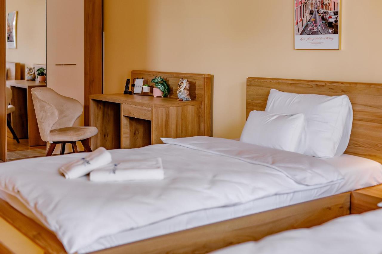 Airstar Hotel Surčin Екстериор снимка