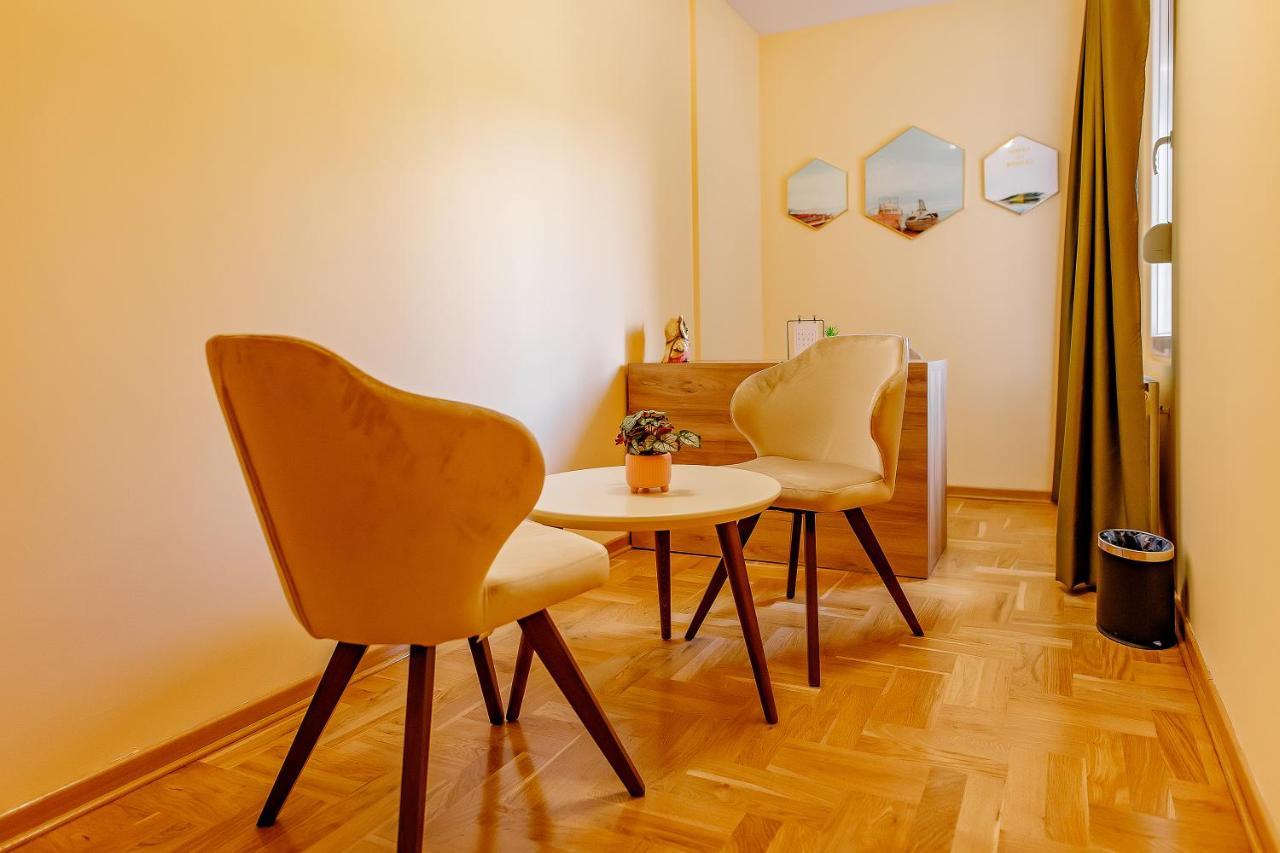 Airstar Hotel Surčin Екстериор снимка