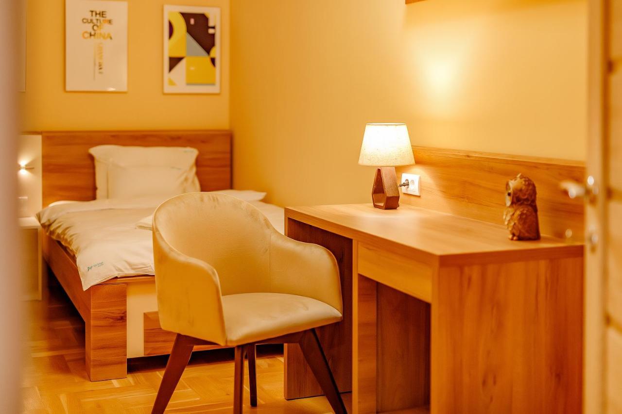 Airstar Hotel Surčin Екстериор снимка