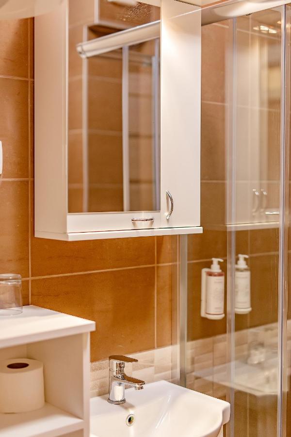 Airstar Hotel Surčin Екстериор снимка