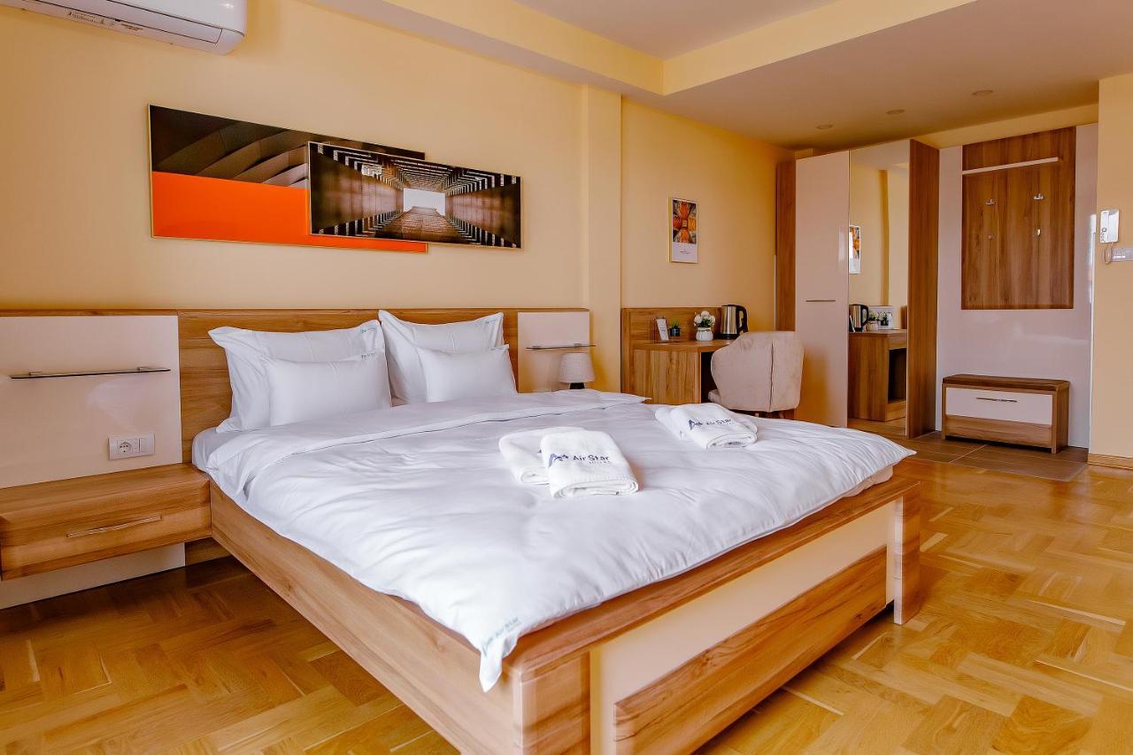Airstar Hotel Surčin Екстериор снимка