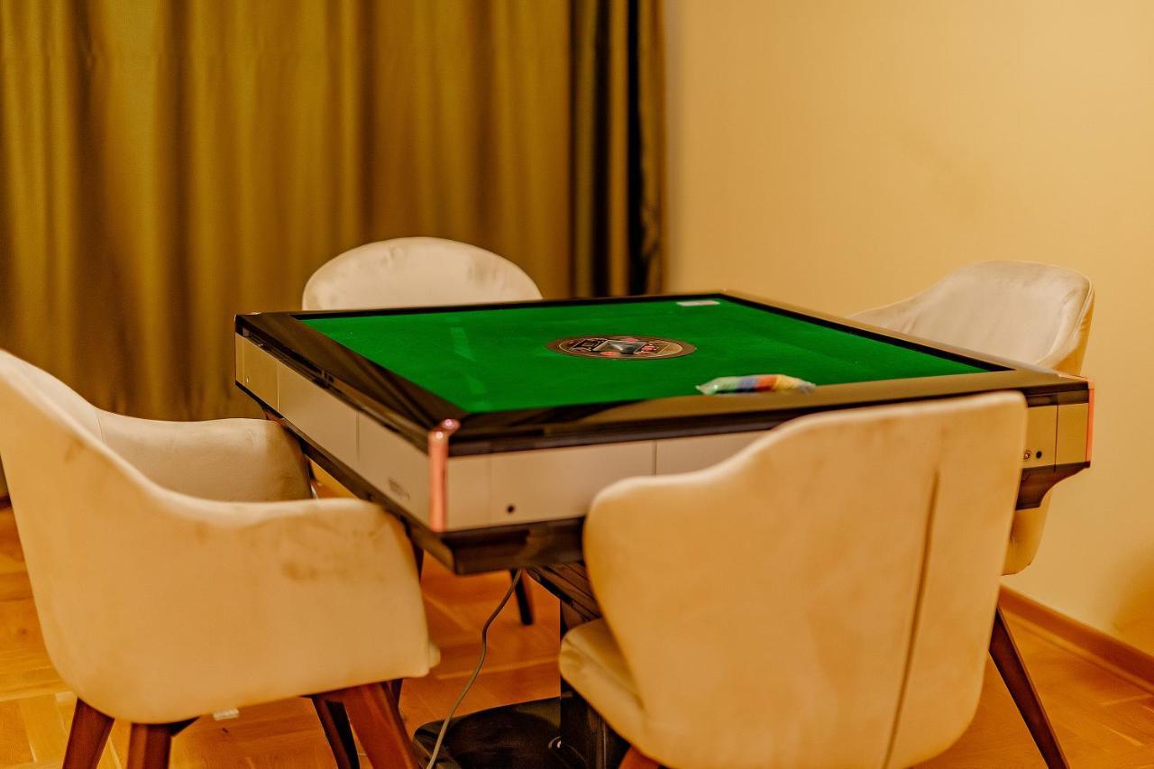 Airstar Hotel Surčin Екстериор снимка
