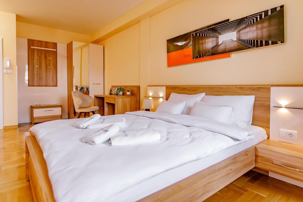 Airstar Hotel Surčin Екстериор снимка