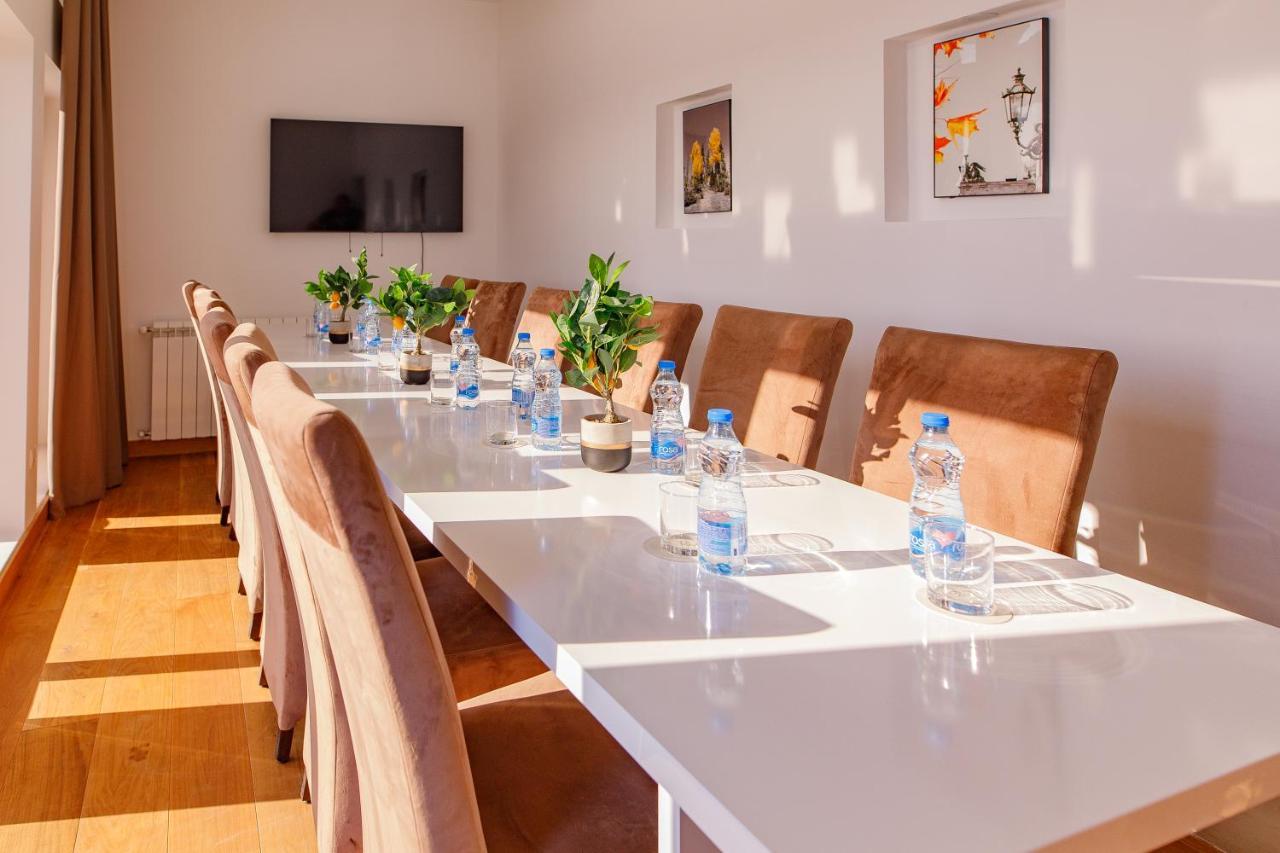 Airstar Hotel Surčin Екстериор снимка