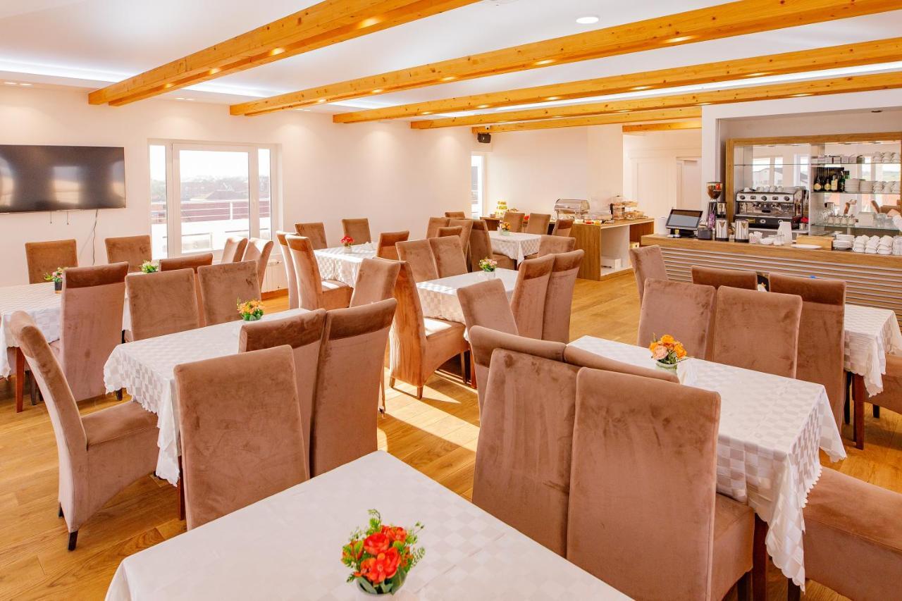 Airstar Hotel Surčin Екстериор снимка